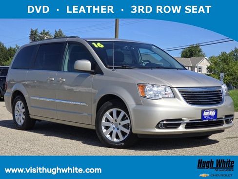 Used 2016 Chrysler Town & Country Touring FWD image 1