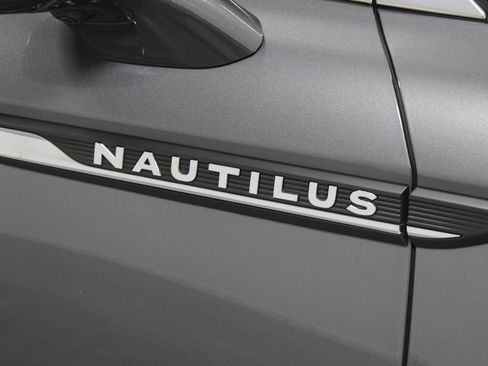 Used 2022 Lincoln Nautilus Reserve w/ Equipment Group 201A image 12