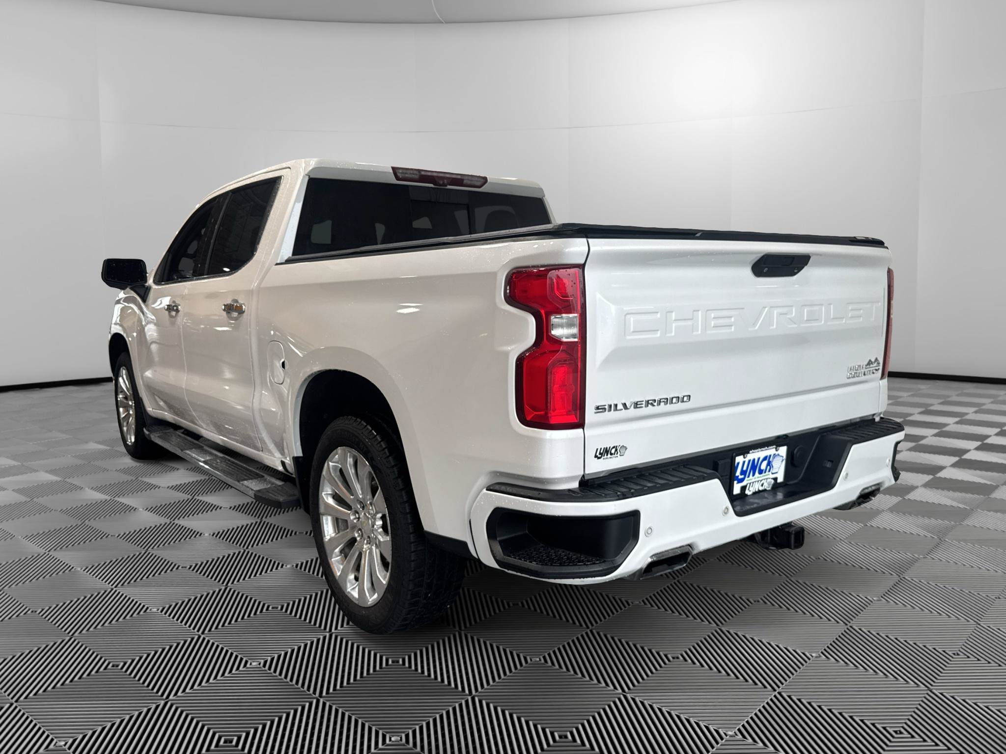 Used 2020 Chevrolet Silverado 1500 High Country w/ Technology Package AWD/4WD image 4