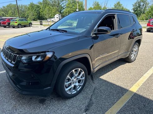 Used 2024 Jeep Compass Latitude AWD/4WD image 1