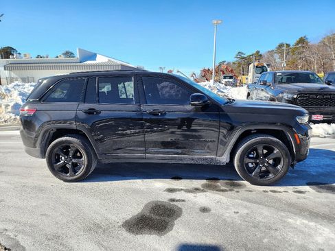 Used 2023 Jeep Grand Cherokee Limited w/ Black Appearance Package image 23