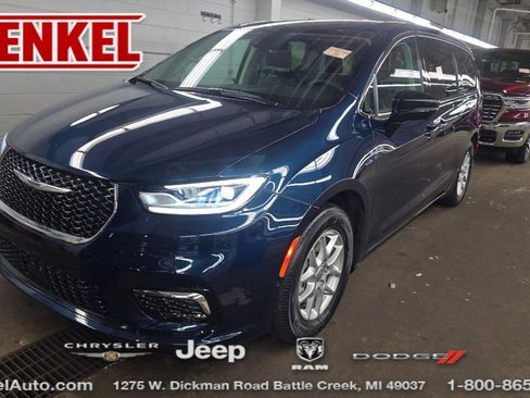 Used 2024 Chrysler Pacifica Touring-L w/ Uconnect Theater Family Group image 1