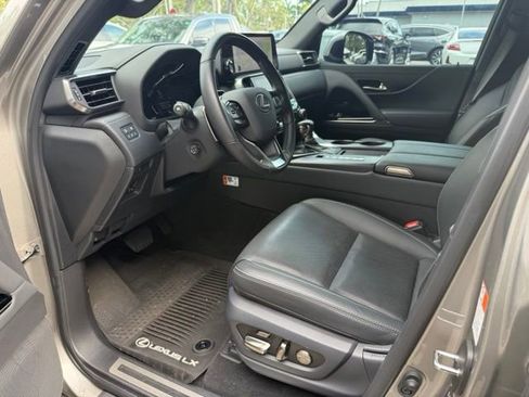 Used 2025 Lexus LX 600 4WD w/ Luxury Package image 9