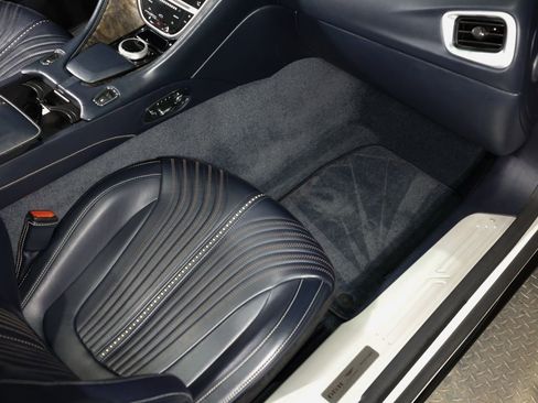 Used 2019 Aston Martin DB11 Volante image 37