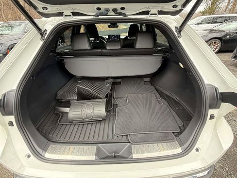 Used 2022 Toyota Venza XLE image 11