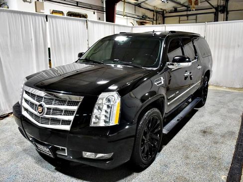 Used 2013 Cadillac Escalade ESV Platinum AWD/4WD image 28