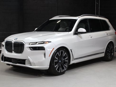 Used 2023 BMW X7 xDrive40i w/ Premium Package AWD/4WD image 4