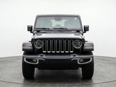 Used 2025 Jeep Wrangler Sahara image 2
