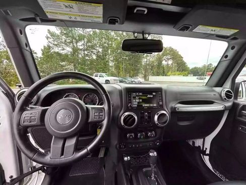 Used 2015 Jeep Wrangler Unlimited Sahara w/ Connectivity Group AWD/4WD image 24