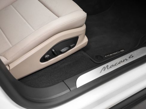 Certified 2025 Porsche Macan 4 Electric AWD/4WD image 21