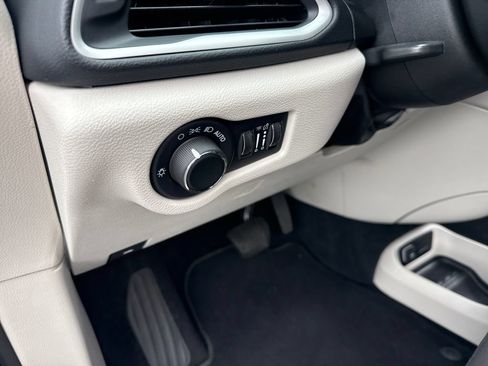Used 2023 Chrysler Voyager LX FWD image 27