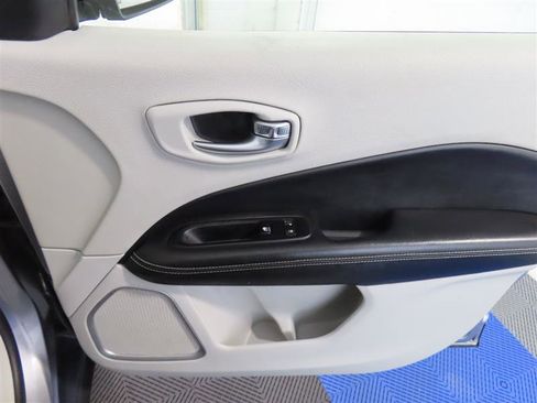 Used 2019 Jeep Compass Latitude image 29