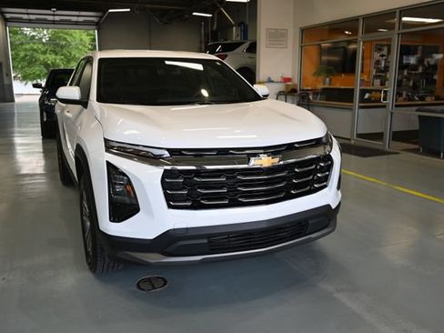 Used 2025 Chevrolet Equinox LT FWD image 3
