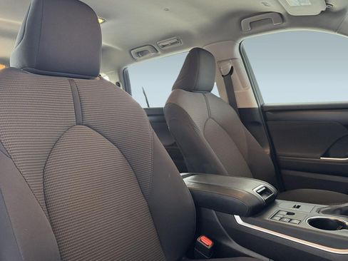 Used 2025 Toyota Highlander LE FWD image 32