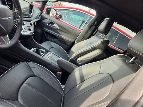 New 2026 Chrysler Pacifica Limited image 13