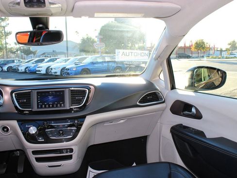 Used 2020 Chrysler Voyager Lxi image 24