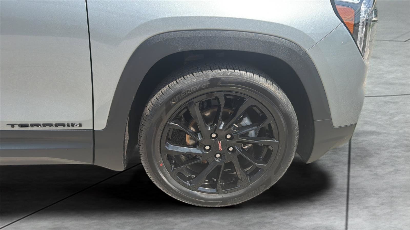 Used 2024 GMC Terrain SLE w/ Driver Convenience Package FWD image 27
