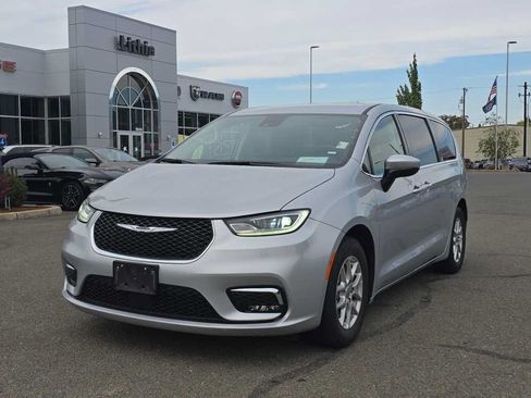 Used 2023 Chrysler Pacifica Touring-L FWD image 15
