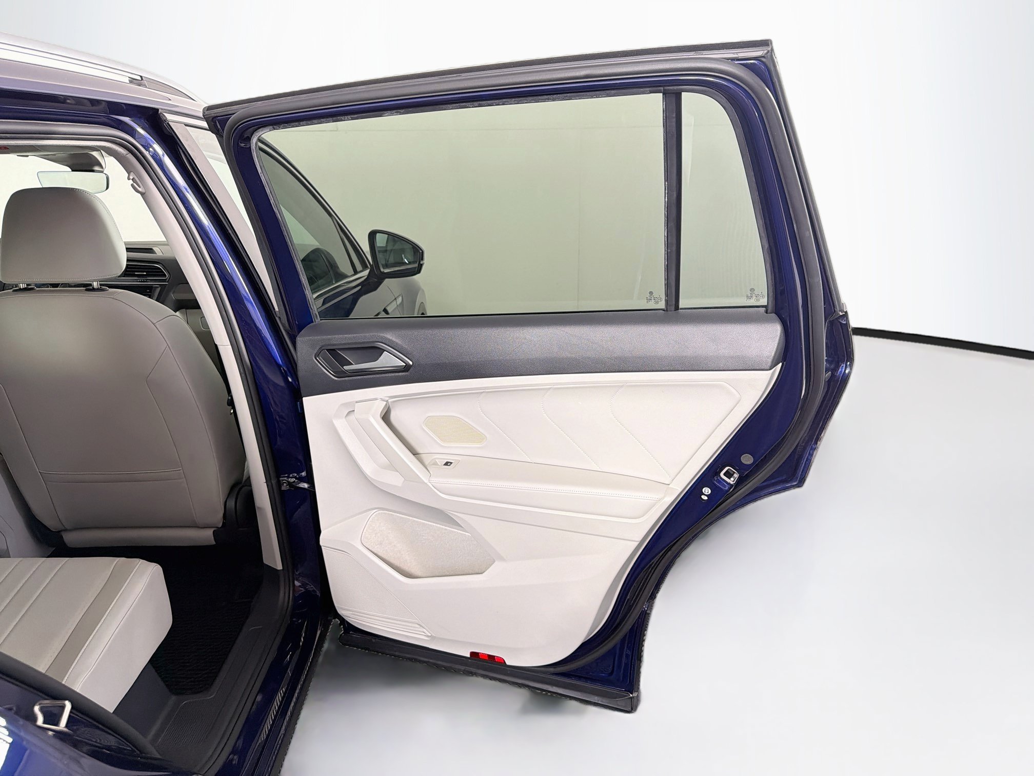 Used 2023 Volkswagen Tiguan SE FWD image 32
