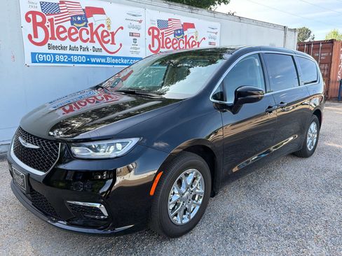 Used 2024 Chrysler Pacifica Touring-L FWD image 7