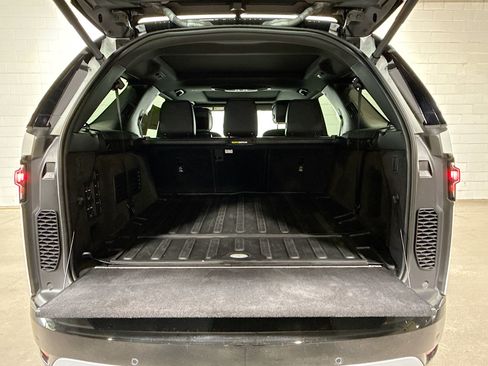 Used 2024 Land Rover Discovery Metropolitan Edition image 13