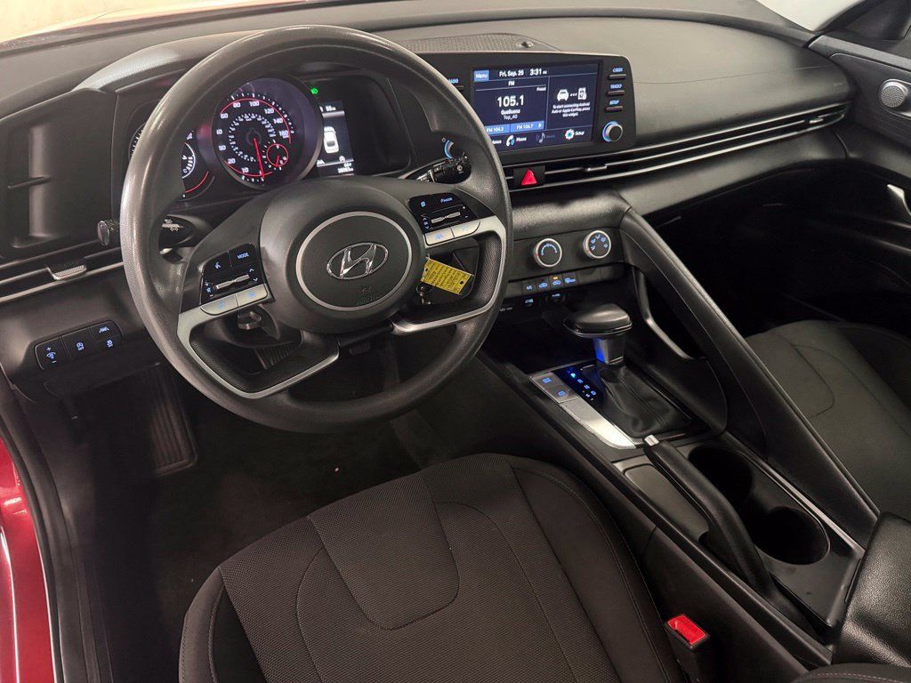 Used 2021 Hyundai Elantra SE FWD image 11