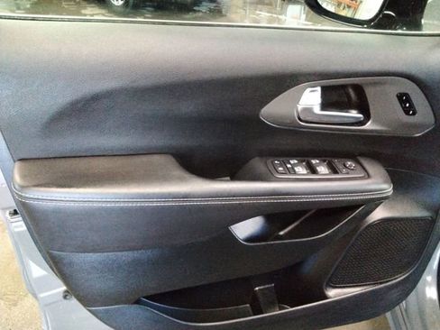 Used 2025 Chrysler Pacifica Select image 29