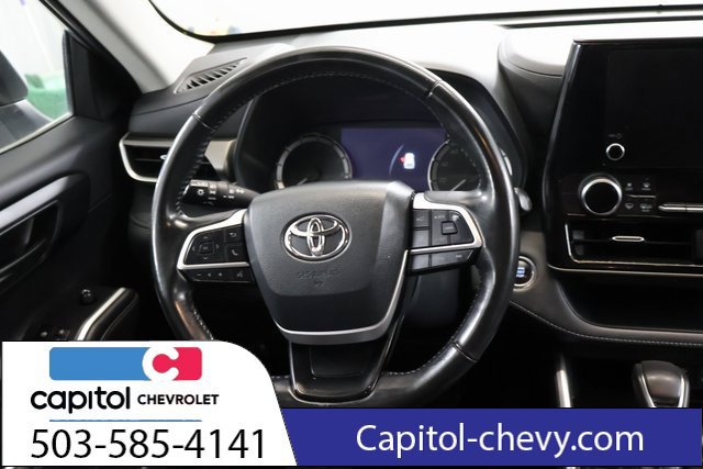 Used 2023 Toyota Highlander LE AWD/4WD image 16