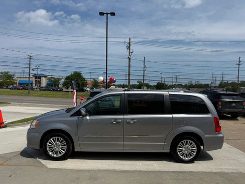 Used 2013 Chrysler Town & Country Limited w/ Luxury Group FWD image 7
