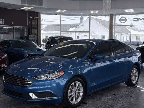 Used 2019 Ford Fusion SE image 2
