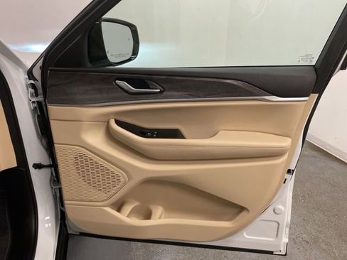 Used 2025 Jeep Grand Cherokee Limited w/ Luxury Tech Group II image 32