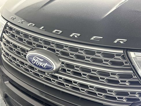Used 2022 Ford Explorer XLT w/ Equipment Group 202A AWD/4WD image 12