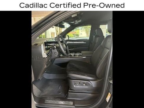 Used 2025 Cadillac Escalade ESV Luxury AWD/4WD image 2