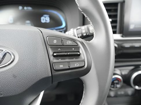 Certified 2025 Hyundai Venue SEL FWD image 27