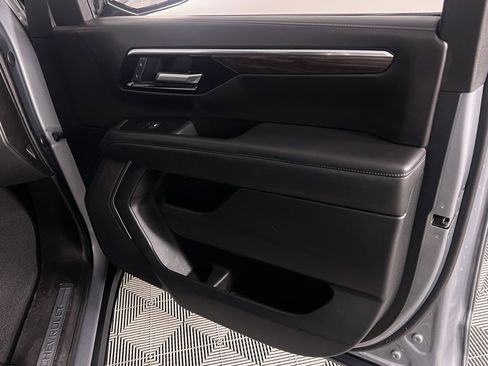 Used 2025 Chevrolet Suburban Z71 image 36