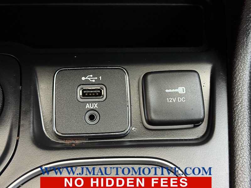 Used 2020 Jeep Cherokee Latitude Plus AWD/4WD image 39