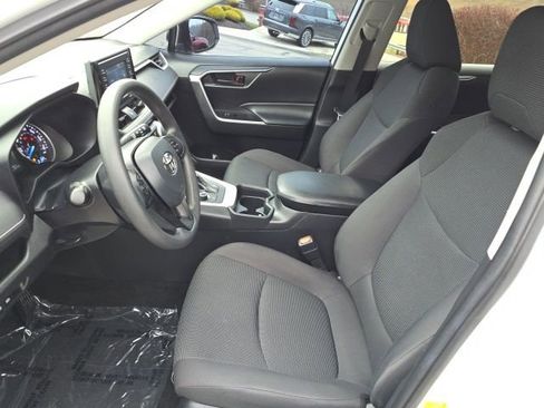 Used 2021 Toyota RAV4 LE image 9