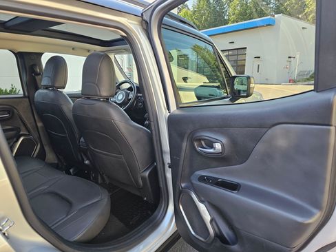 Used 2019 Jeep Renegade Limited w/ UConnect 8.4 Nav Group AWD/4WD image 14