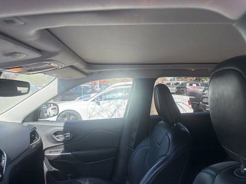 Used 2019 Jeep Cherokee Limited w/ Luxury Group image 8