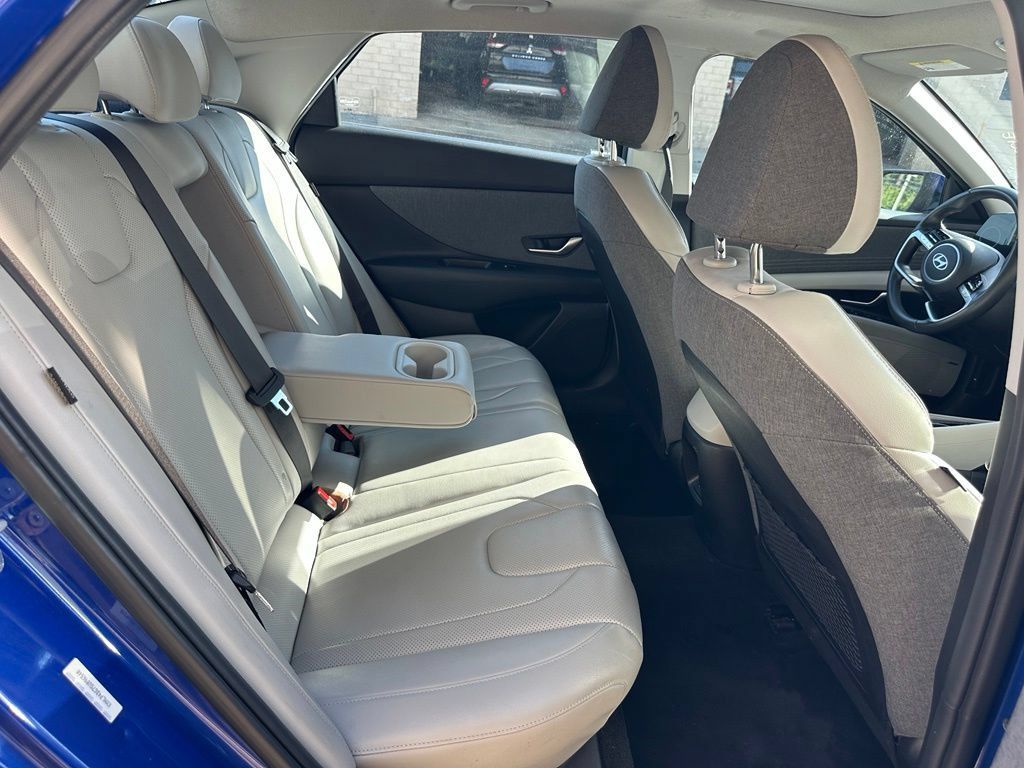 Used 2025 Hyundai Elantra Limited FWD image 6