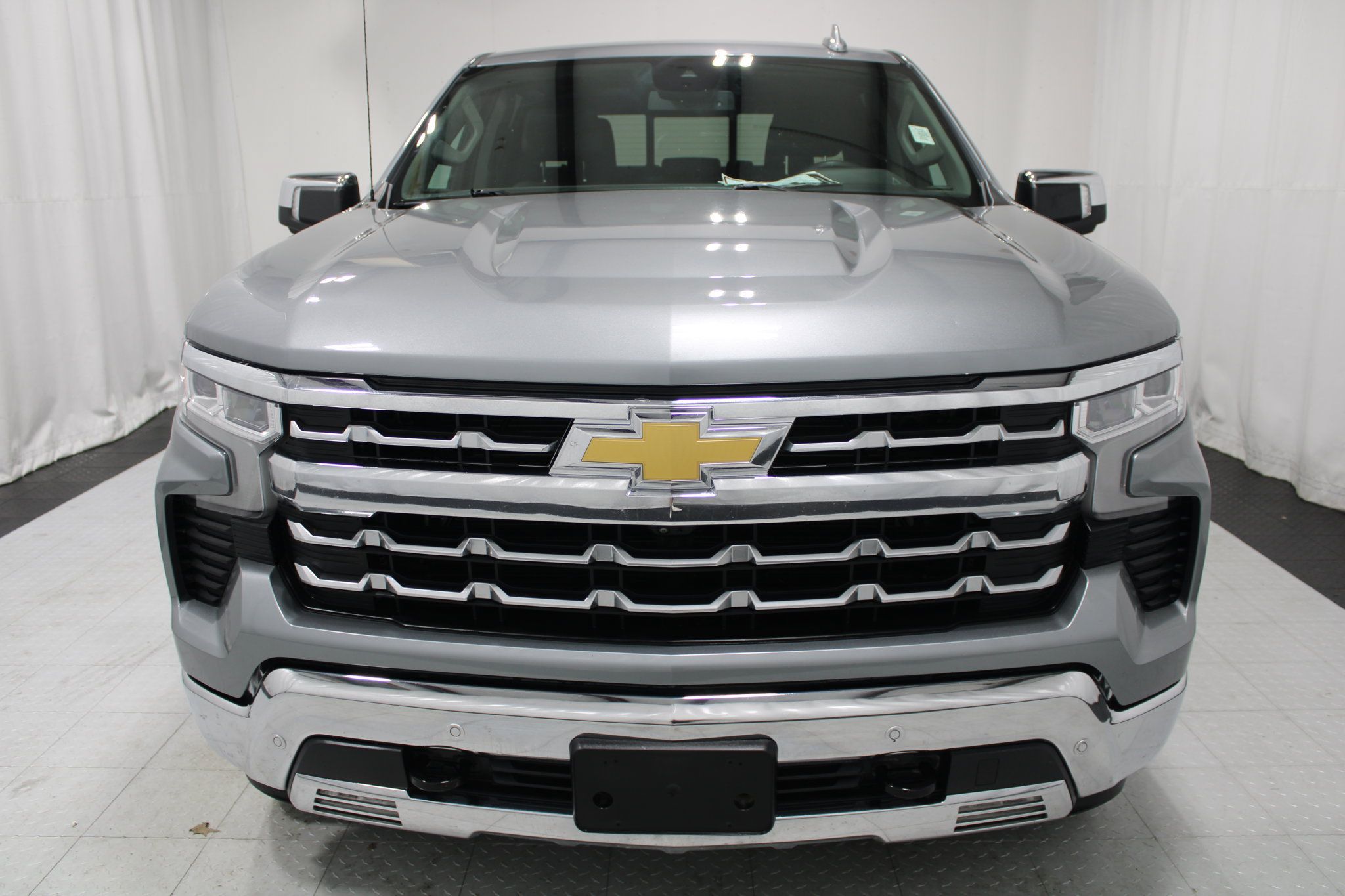 Used 2024 Chevrolet Silverado 1500 LTZ AWD/4WD image 3