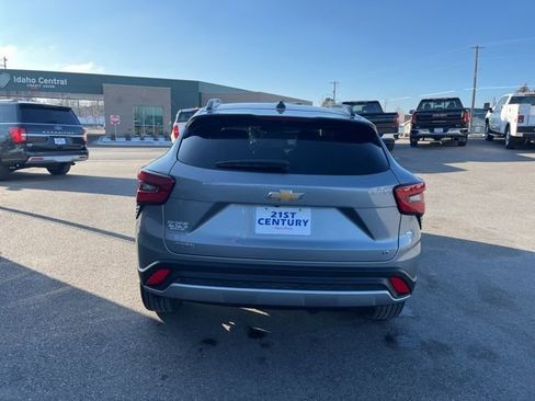 Used 2025 Chevrolet Trax LT w/ LT Convenience Package image 9