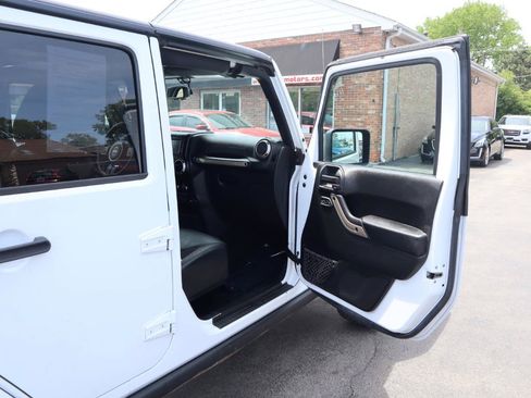 Used 2016 Jeep Wrangler Unlimited Sahara AWD/4WD image 10