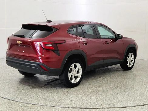 Used 2024 Chevrolet Trax LS w/ LS Convenience Package FWD image 7