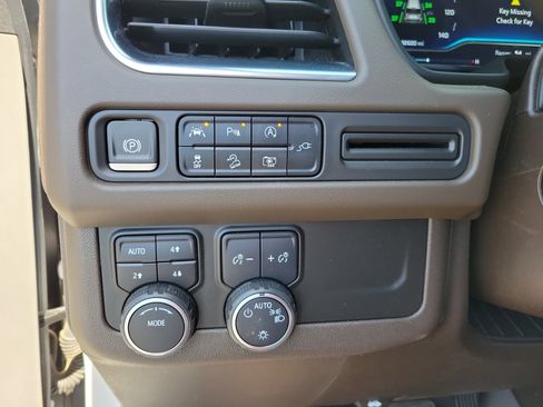 Used 2022 Chevrolet Tahoe Z71 w/ Luxury Package image 23