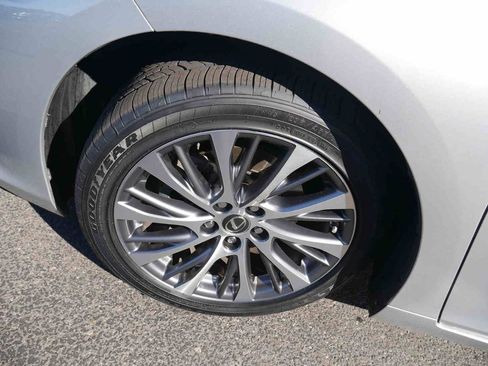 Used 2019 Lexus ES 300h w/ Premium Package image 10