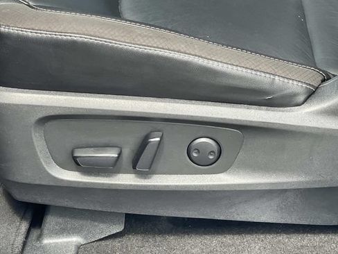 Used 2023 Nissan Pathfinder SL w/ Black Appearance Package FWD image 16
