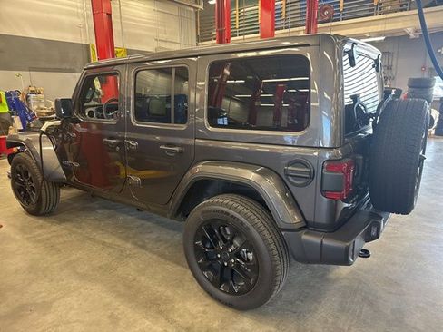 Used 2025 Jeep Wrangler Unlimited Sahara w/ Safety Group image 5