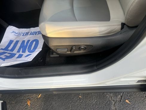 Used 2021 Toyota RAV4 XLE Premium image 14