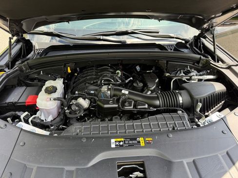 Used 2025 Jeep Grand Cherokee Limited w/ Luxury Tech Group II image 9